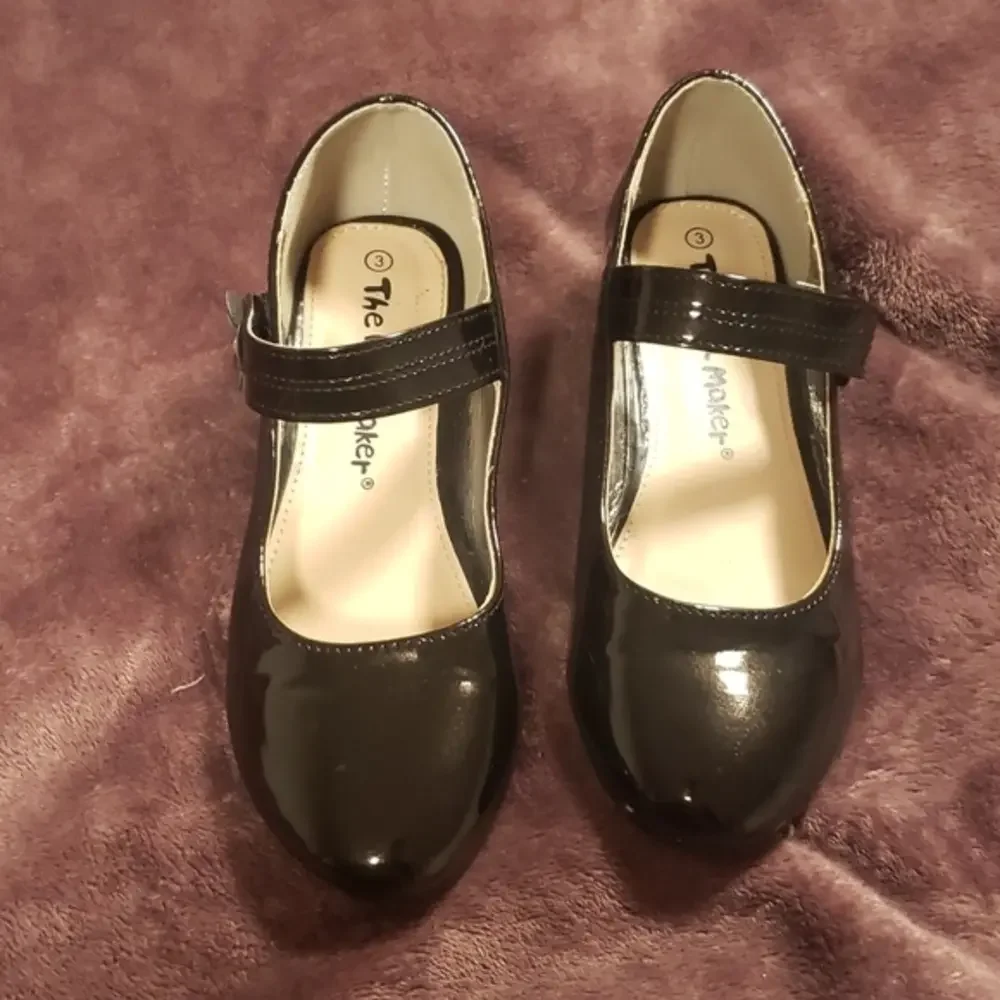 Black shiny sandals size 3‎